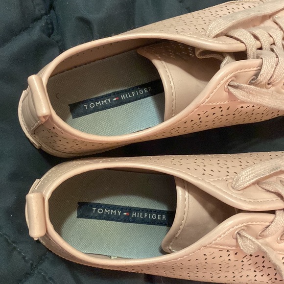 Womens US8 1/2 Tommy Hilfiger pink tennis shoes - Picture 3 of 5